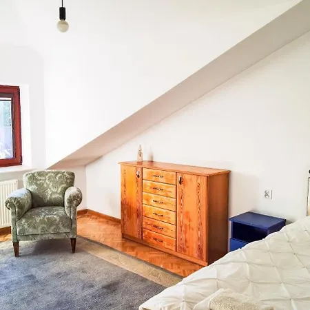 Homestay Feels Like Metro Zacisze