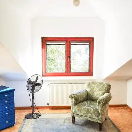 Homestay Feels Like Metro Zacisze
